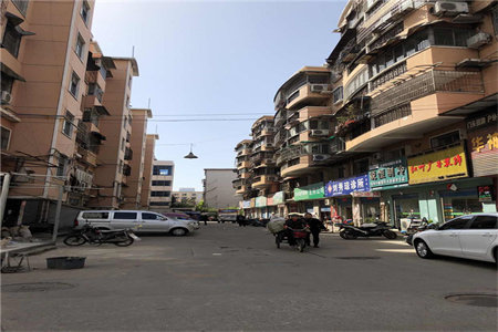 东岳广场3室2厅2卫带储藏室87万115m2毛坯房出售