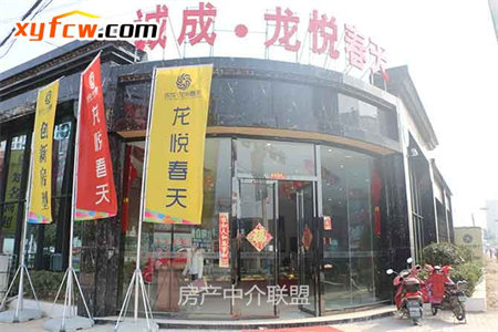 东坡小区，好楼层96.68平套三，附房12